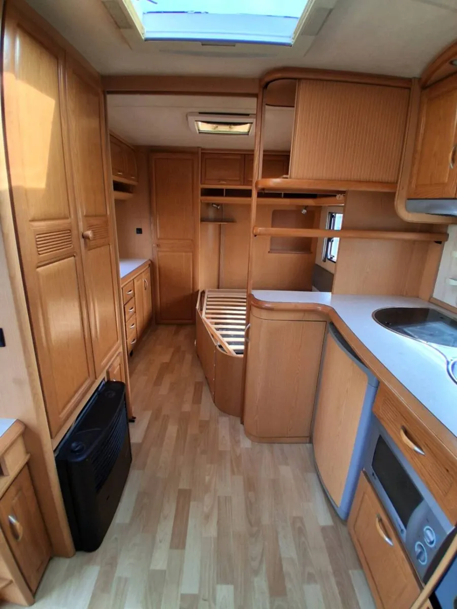Hobby twin axle fixed bed with walk in bathroom - Image 3