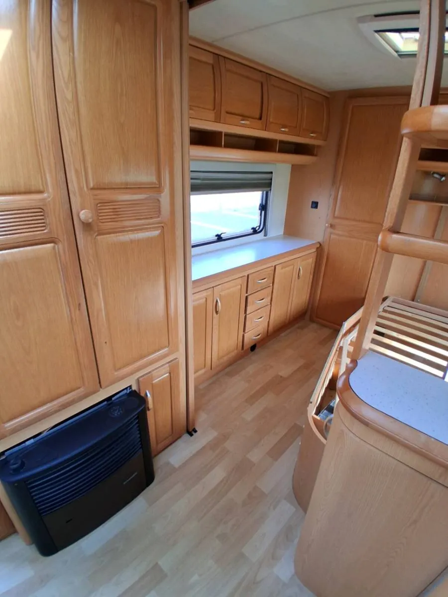 Hobby twin axle fixed bed with walk in bathroom - Image 4