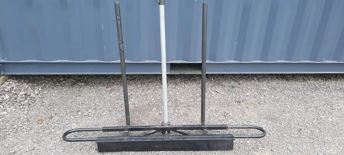 Hitch bike carrier - Image 1