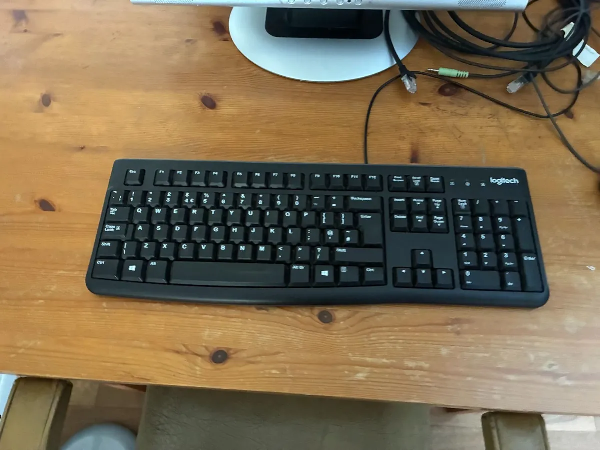 computor monitor and accessories - Image 2