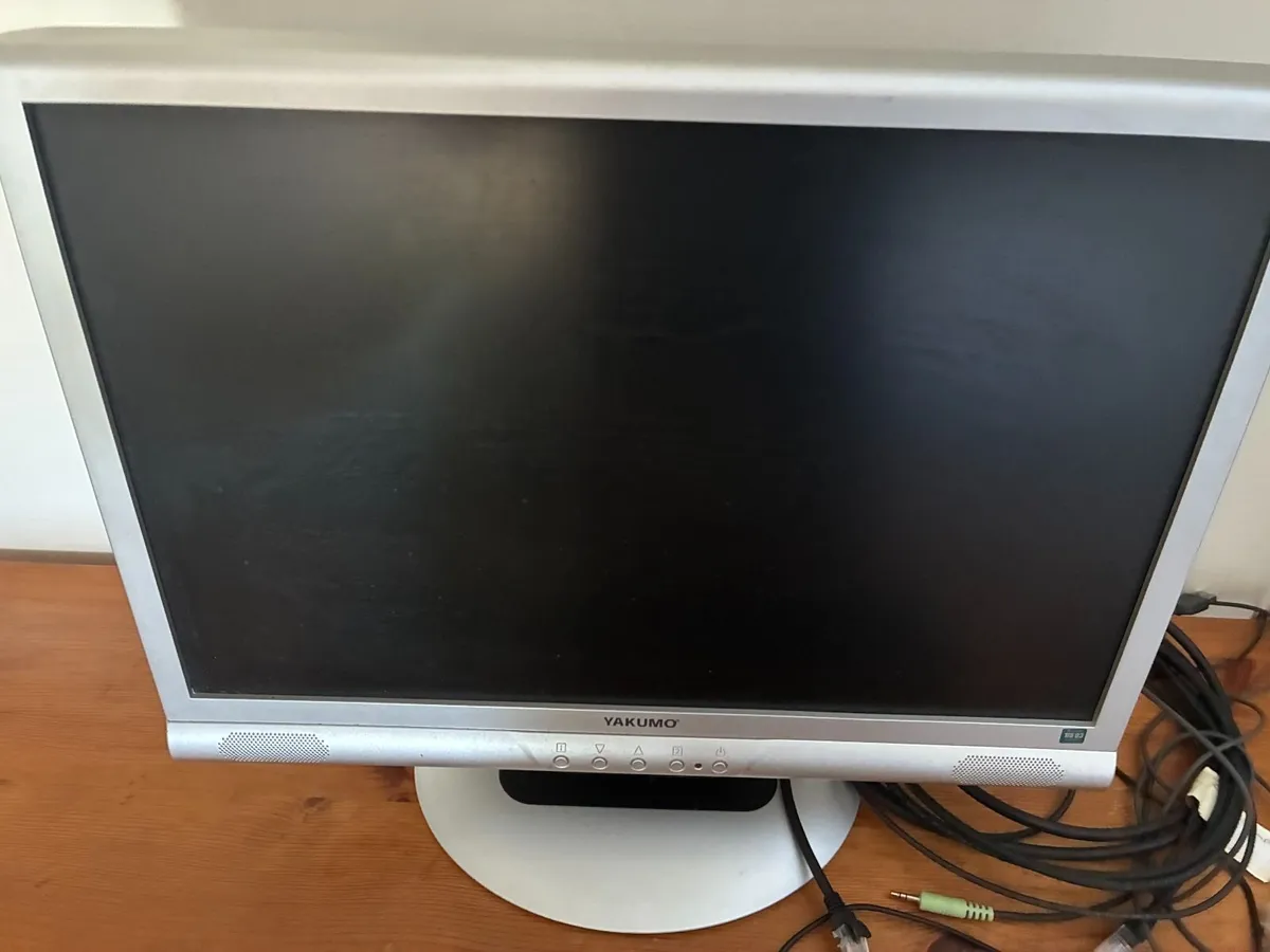 computor monitor and accessories - Image 3