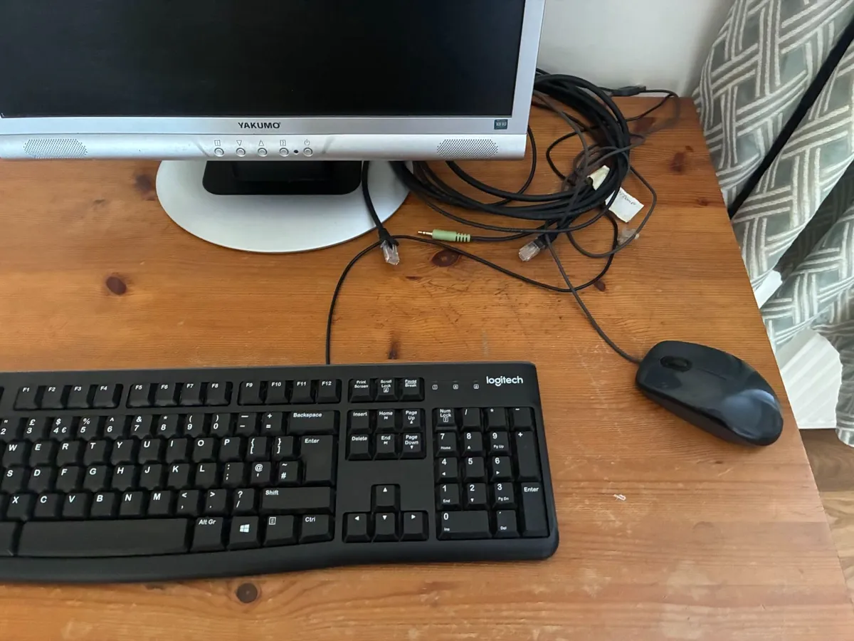 computor monitor and accessories - Image 4