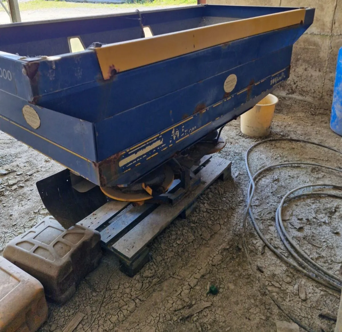 1 tonne fertiliser spreader - Image 3