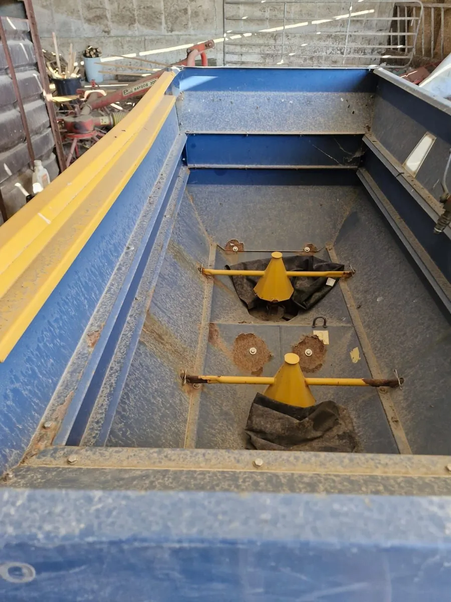 1 tonne fertiliser spreader - Image 4