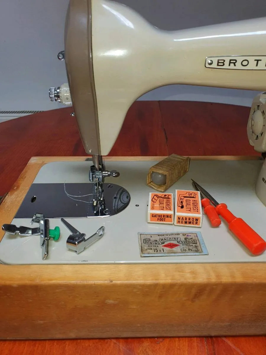 Sewing machine - Image 4