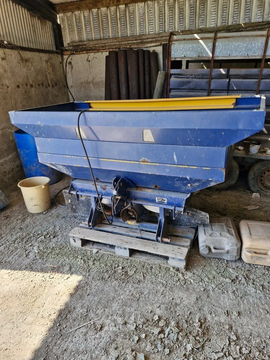 1 tonne fertiliser spreader - Image 1
