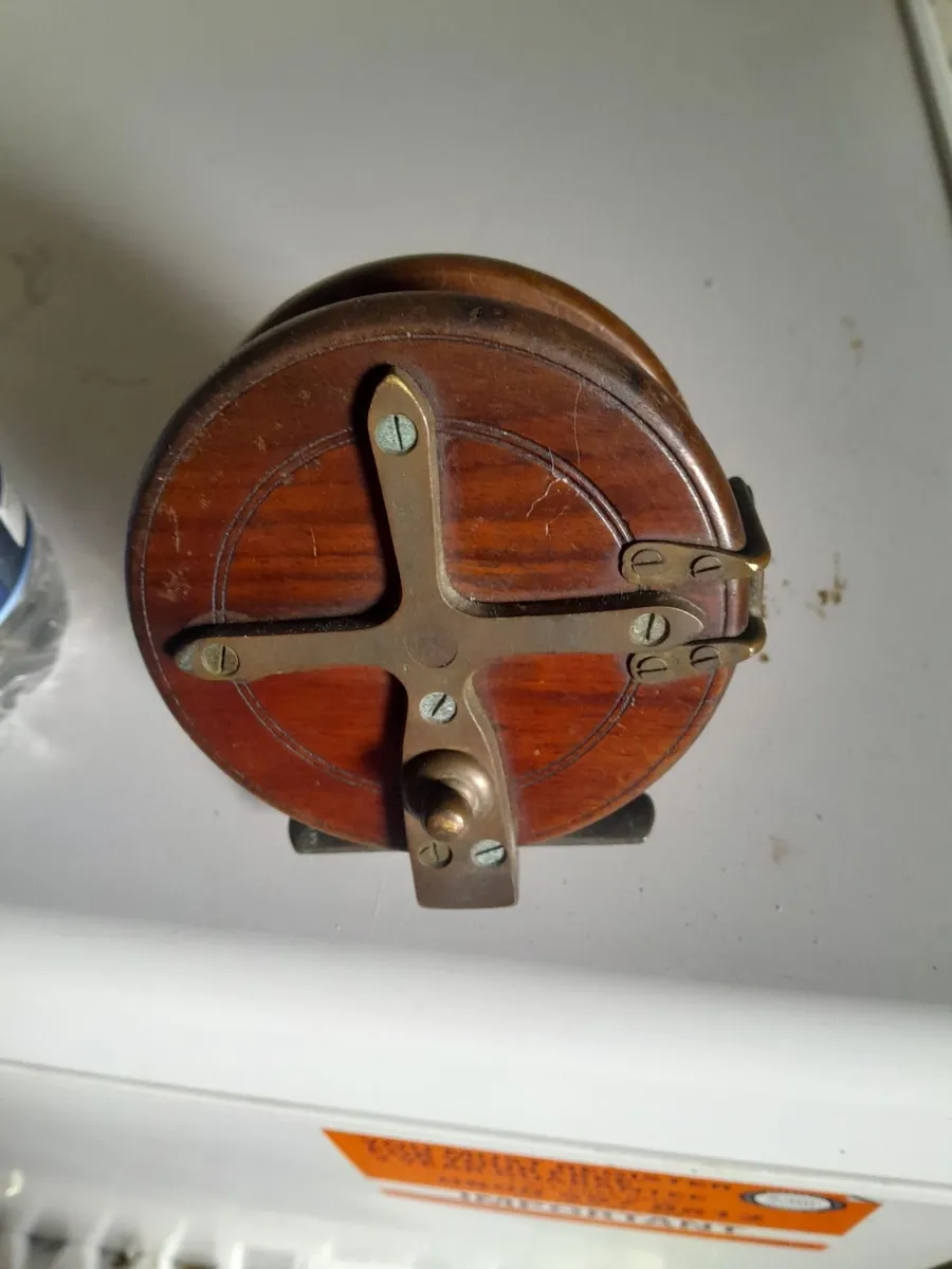 Vintage wooden fishing  reel - Image 2