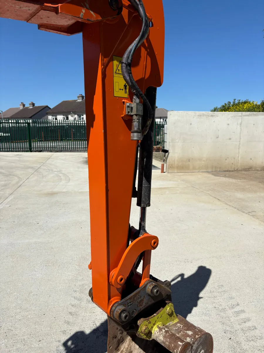 2020 Hitachi 26U - Image 3