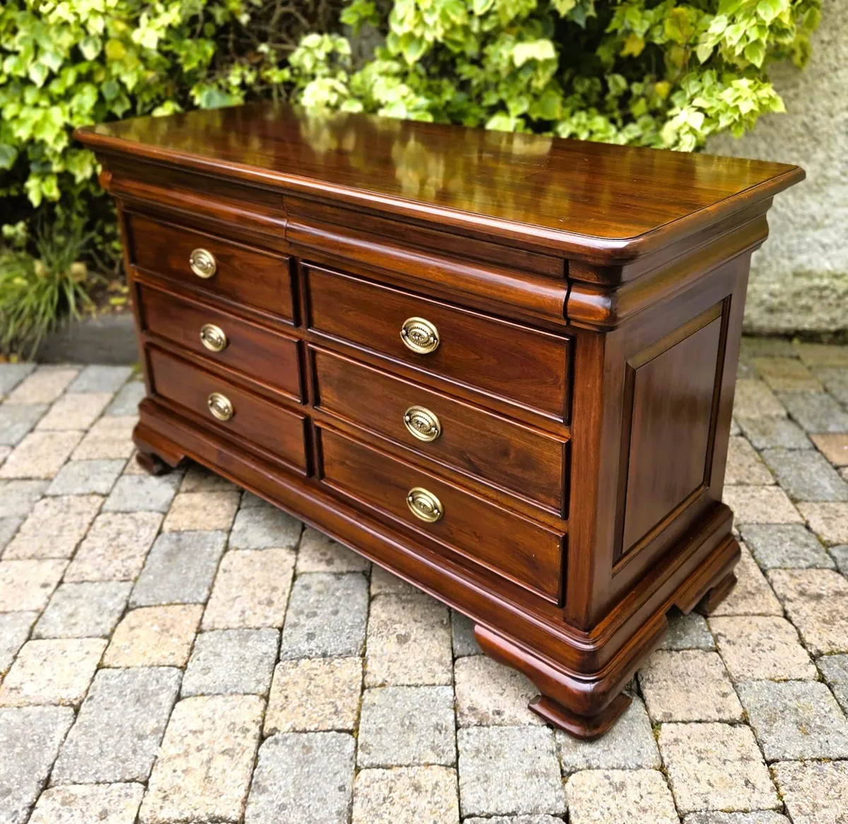 8 Drawer Mahogany Low Chest - Image 1