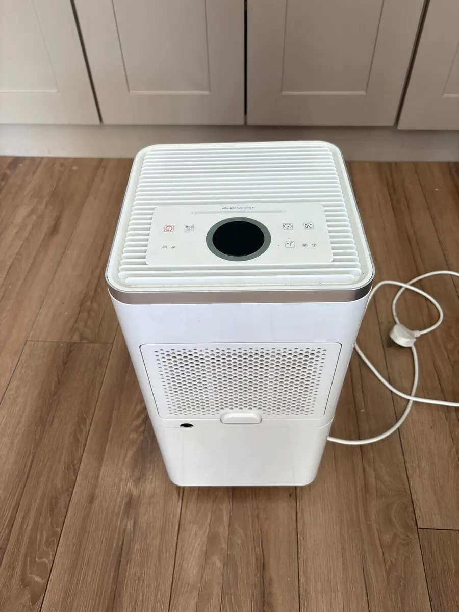 Dehumidifier 12L – Excellent Condition - Image 1