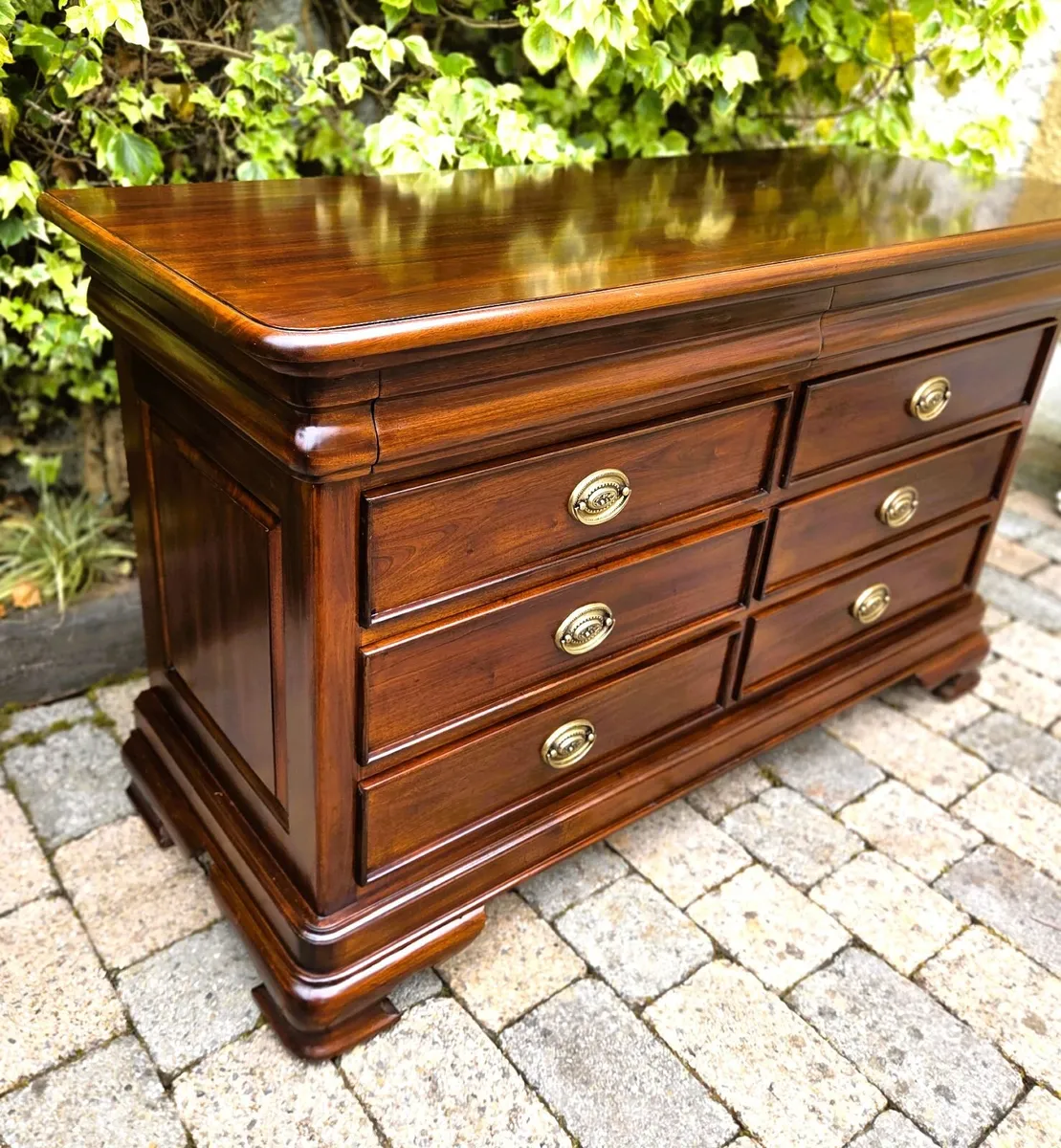 8 Drawer Mahogany Low Chest - Image 3
