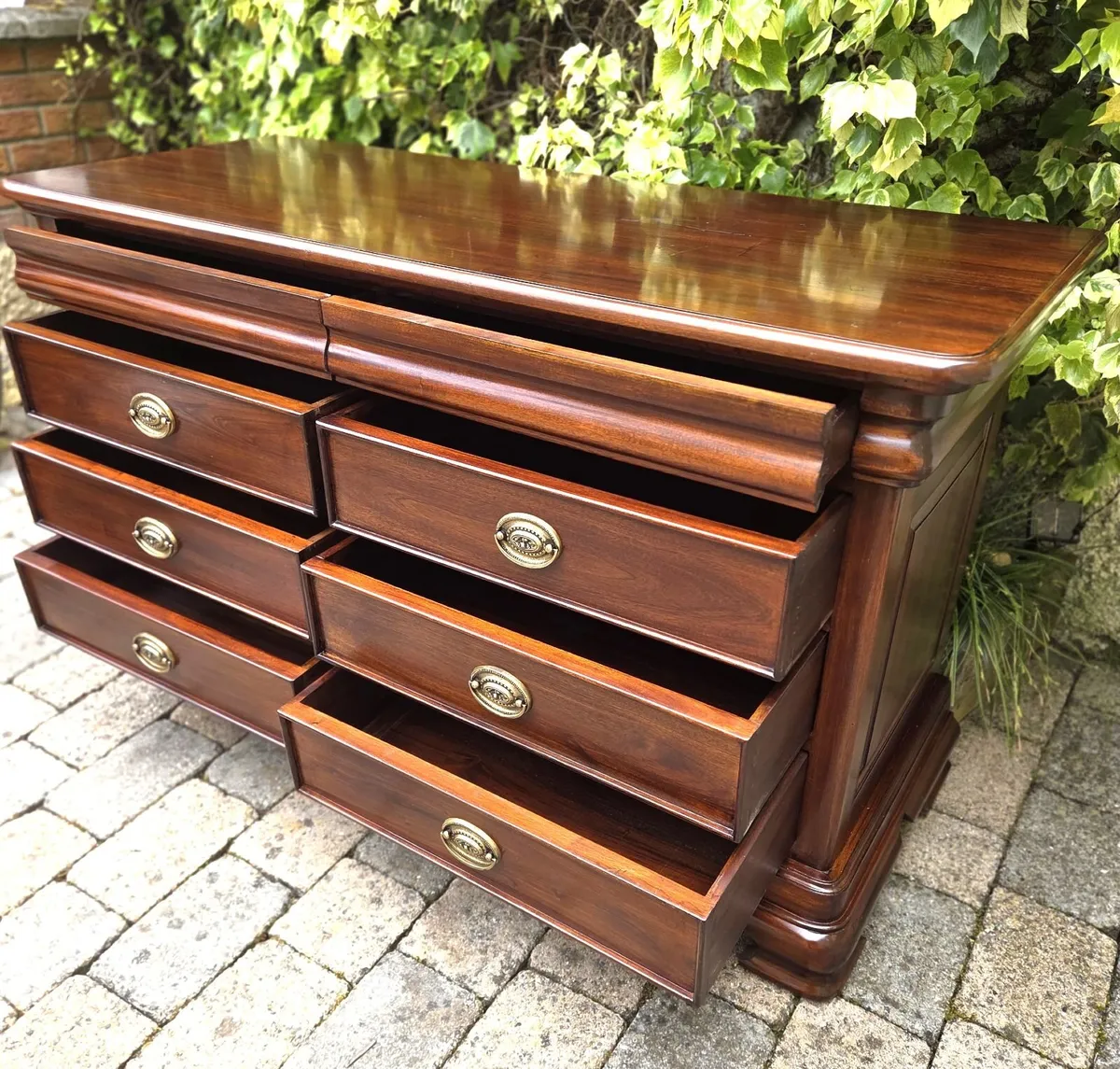 8 Drawer Mahogany Low Chest - Image 4