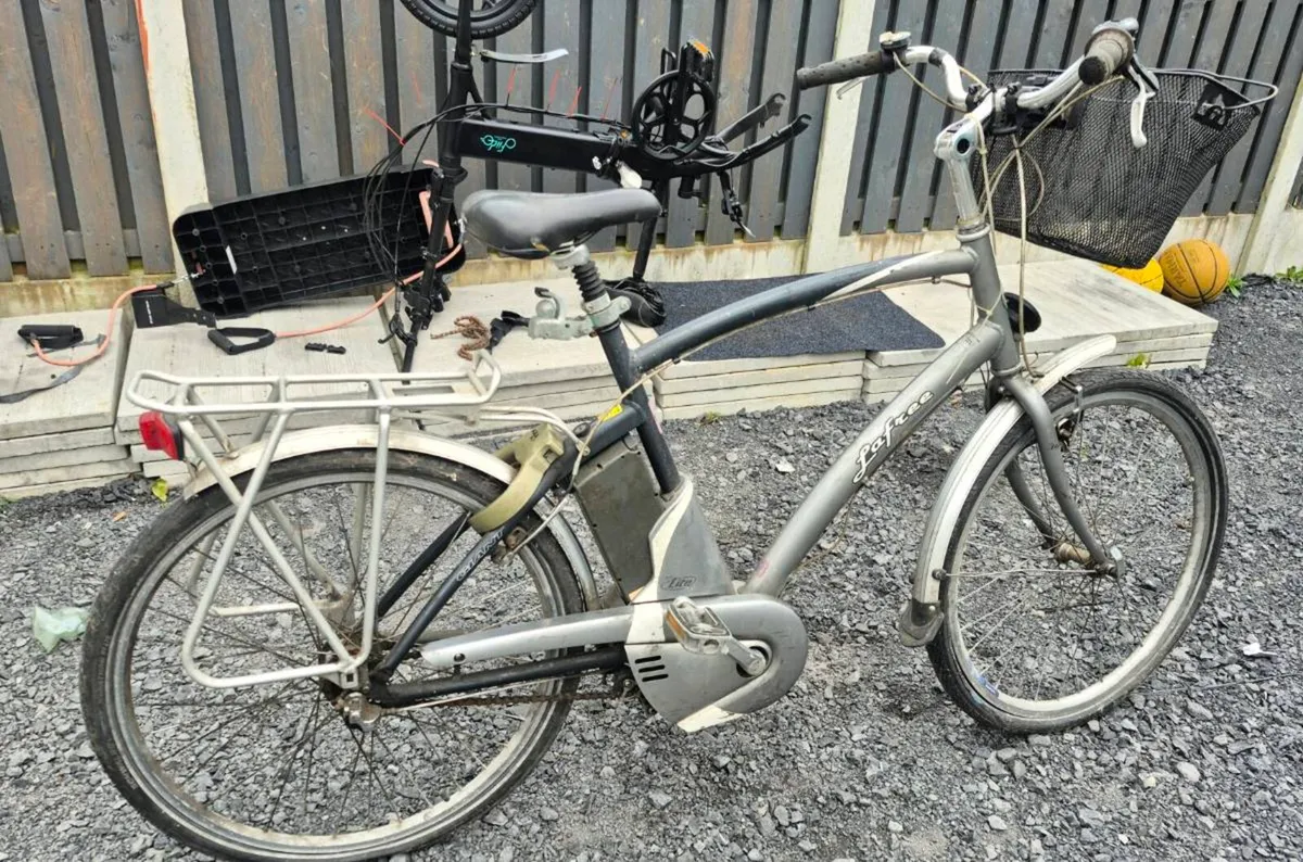 ELECTRIC BIKE HALF NO CHARGER WITH THIS SO I DON'T - Image 1