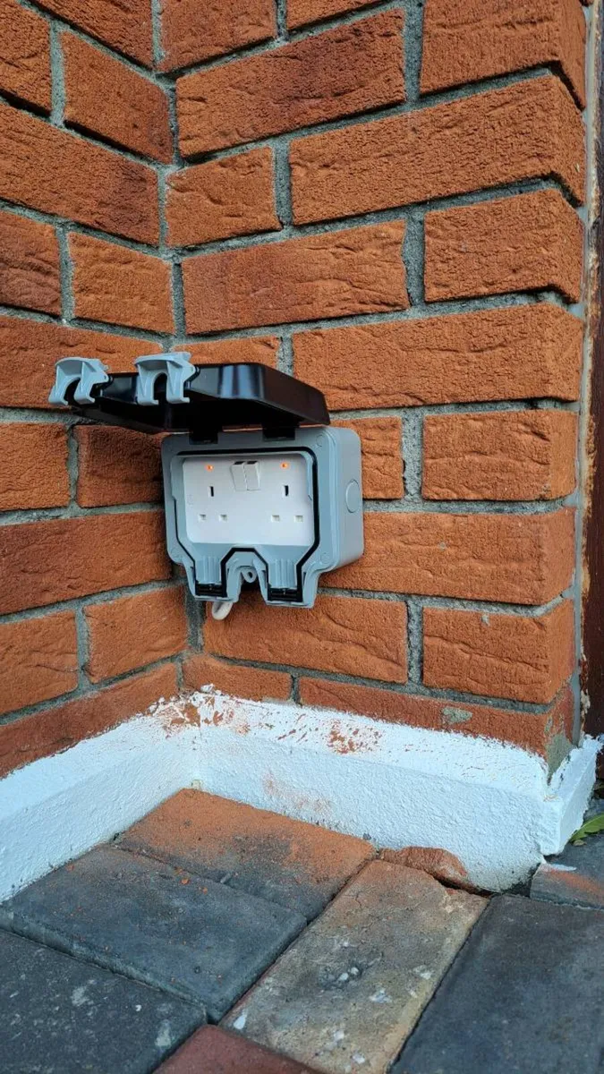 Outdoor lights and sockets - Image 1
