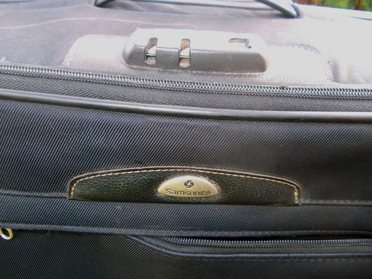 Large BLack Samsonite Suitcase - Image 3