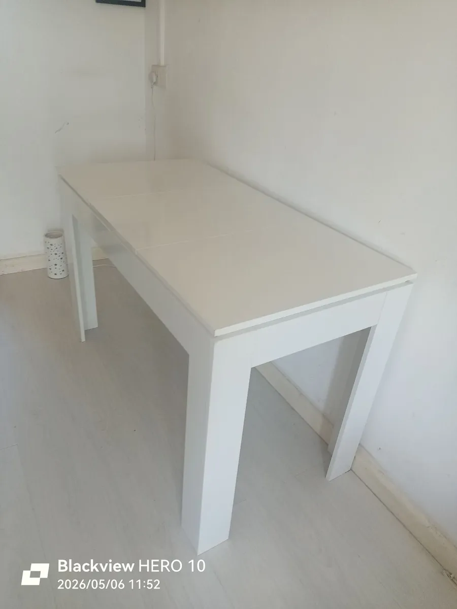 Free 1 year old Kitchen Table, high gloss white. - Image 1