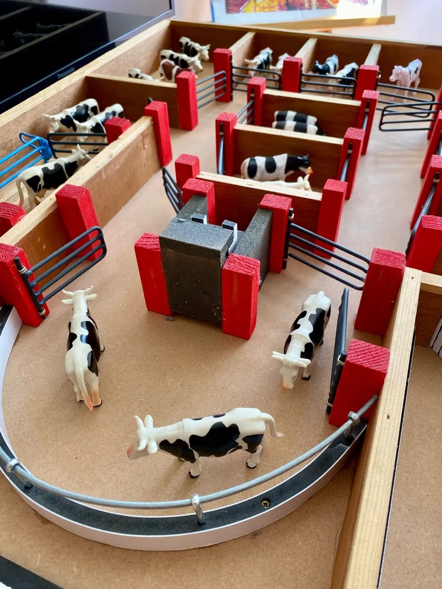 Mill wood cattle mart play set - Image 4