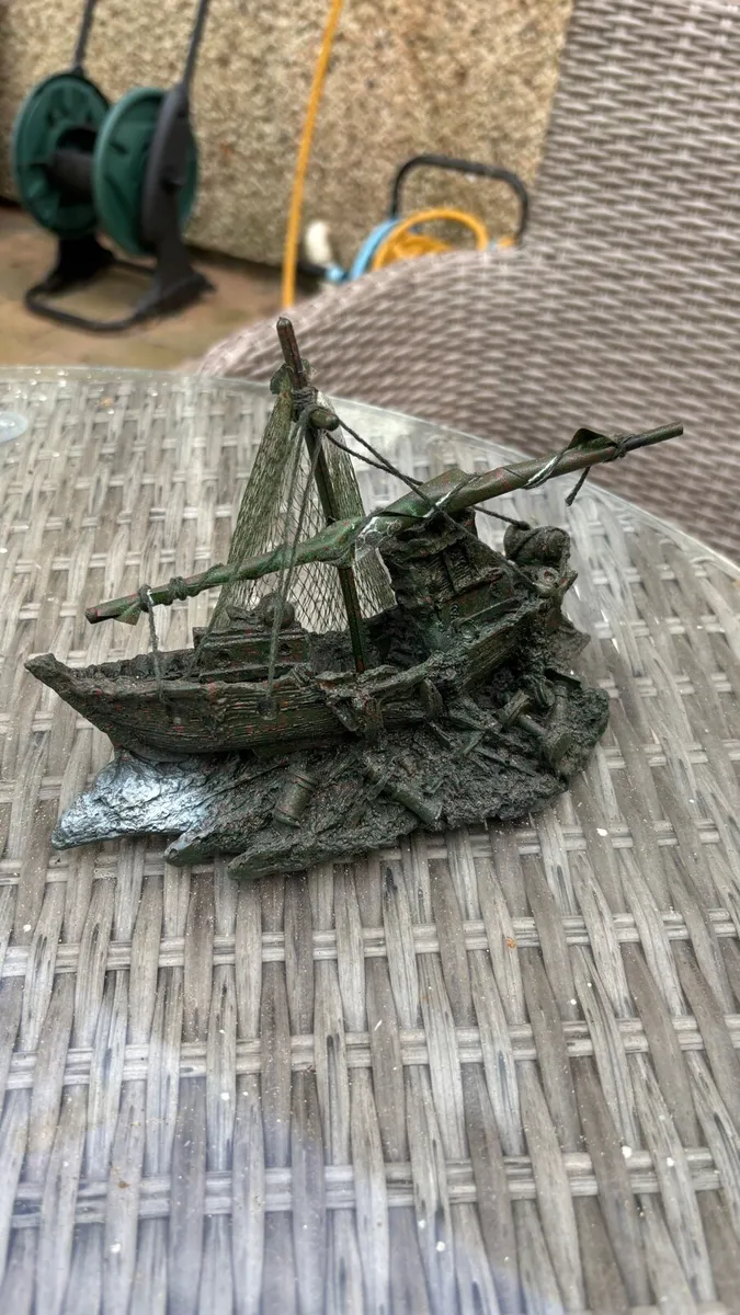 Fish tank with Filter and Decorations - Image 3