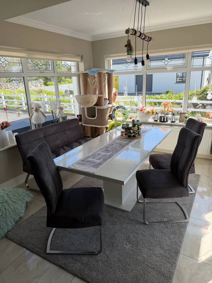 Dining Room - Image 1