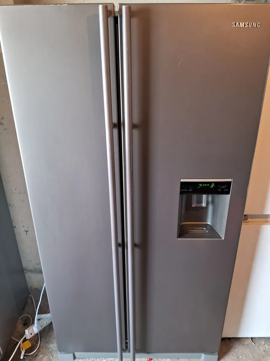 SAMSUNG AMERICAN FRIDGE AND FREEZER - Image 2