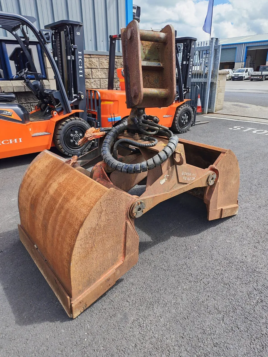 For Sale: Clam Shell Bucket - Image 2