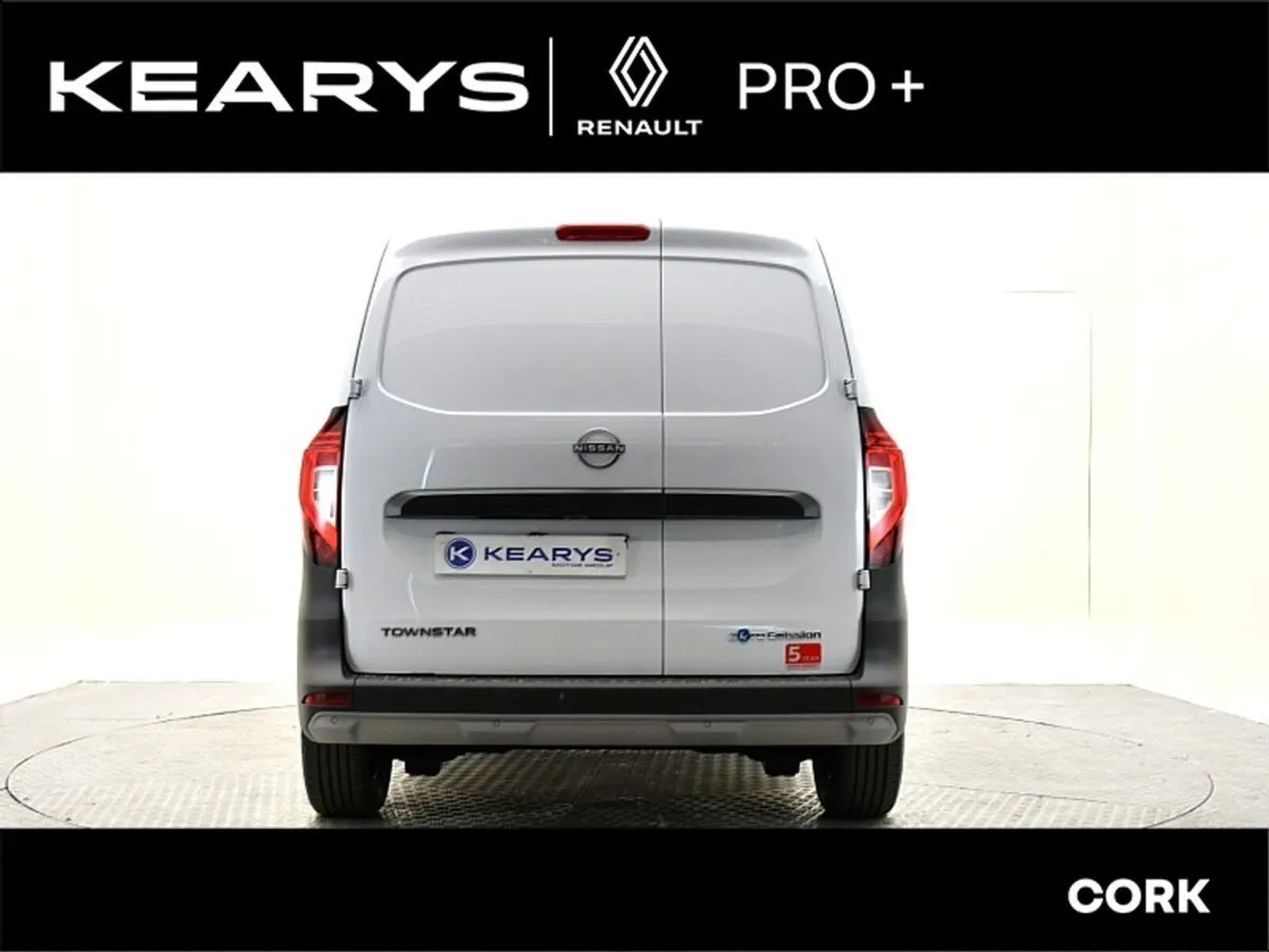 Nissan TOWNSTAR SWB PAB VAN 6DR Auto 45kwh - DEMO - Image 2