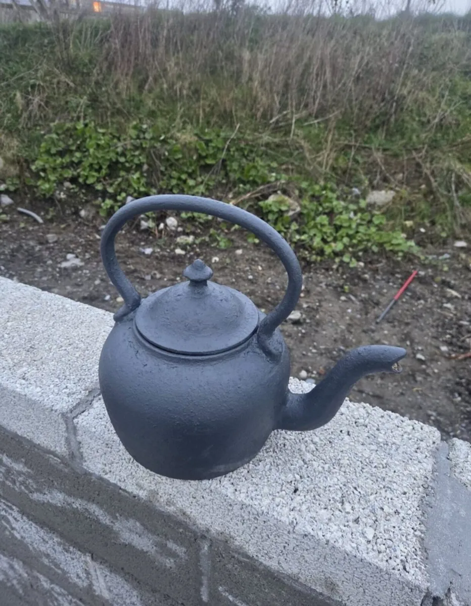 Old middle kettle