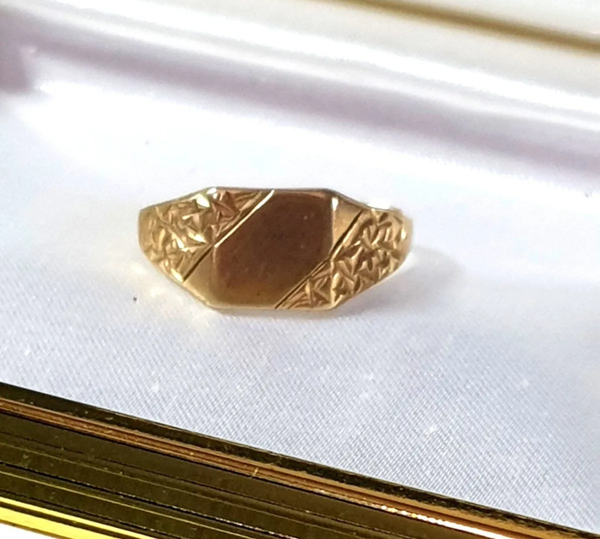 Vintage Gentlemans Signet Ring - Image 1