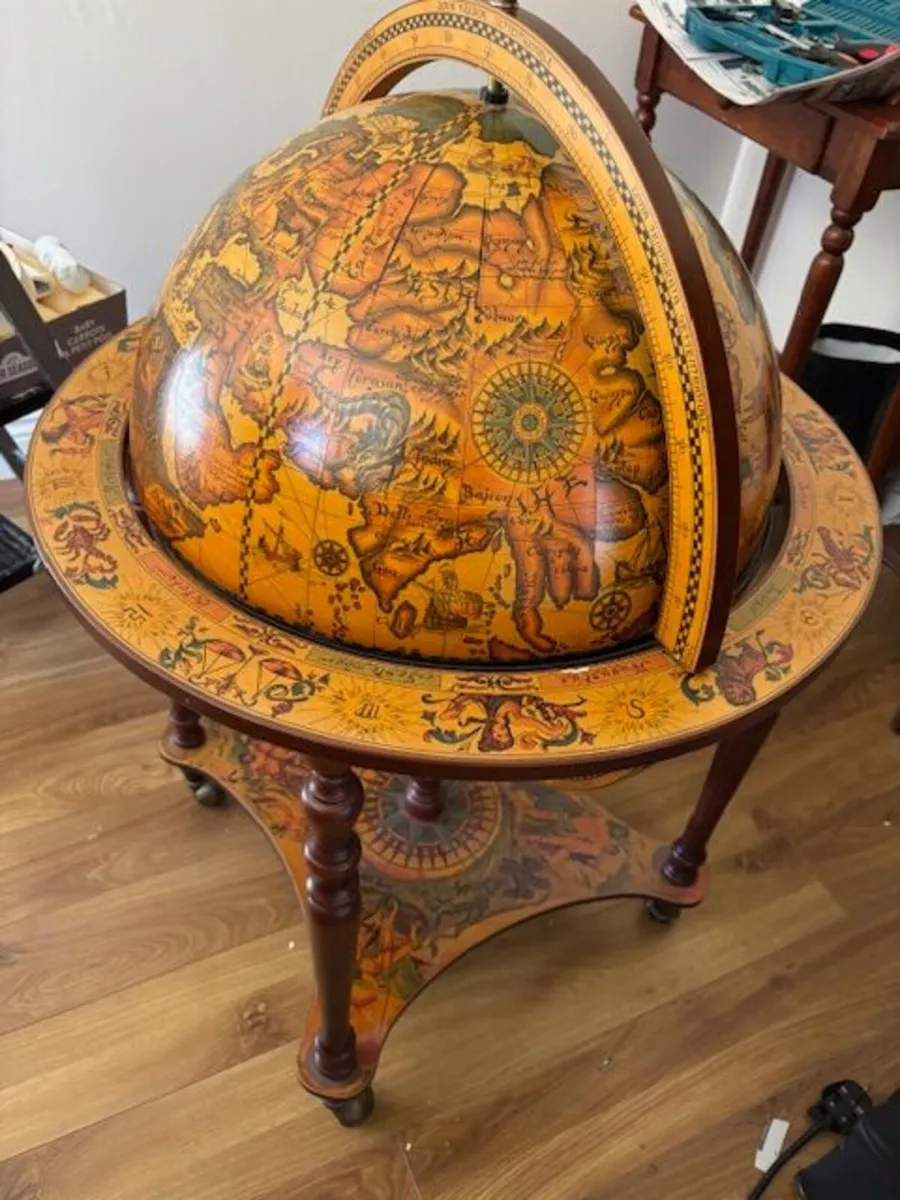 Globe Bar Counter € 400 - Image 2