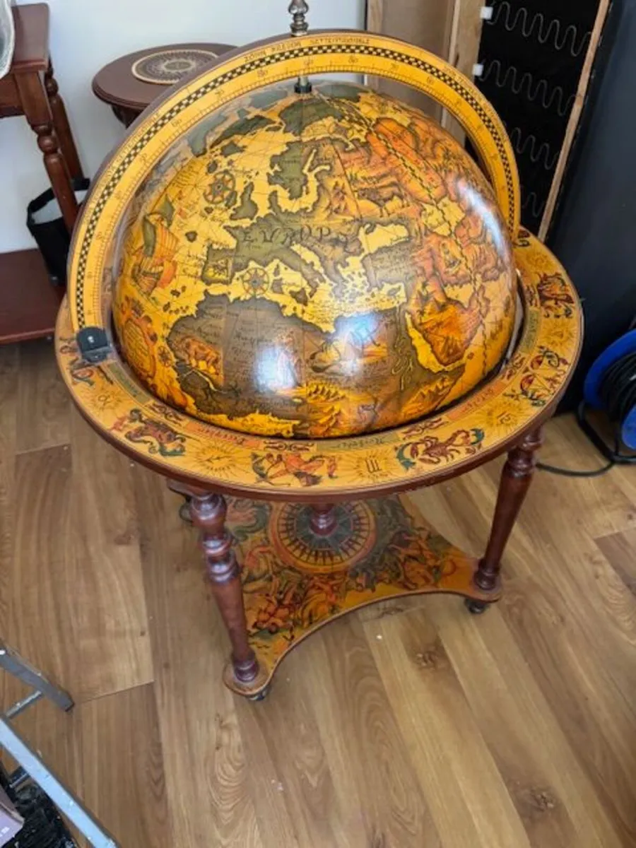 Globe Bar Counter € 400 - Image 3