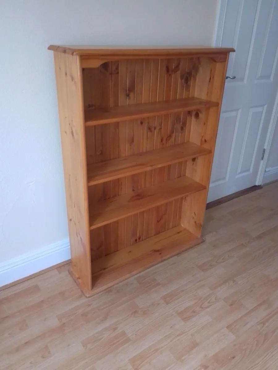 SOLID PINE LARGE BOOKCASE/DISPLAY UNIT. - Image 1
