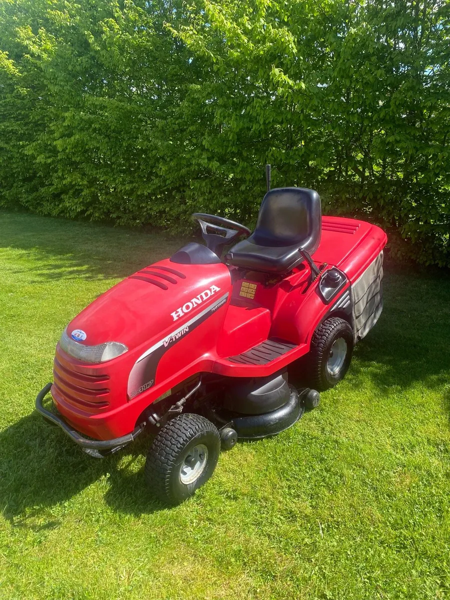 Honda 2417 ride on - Image 1