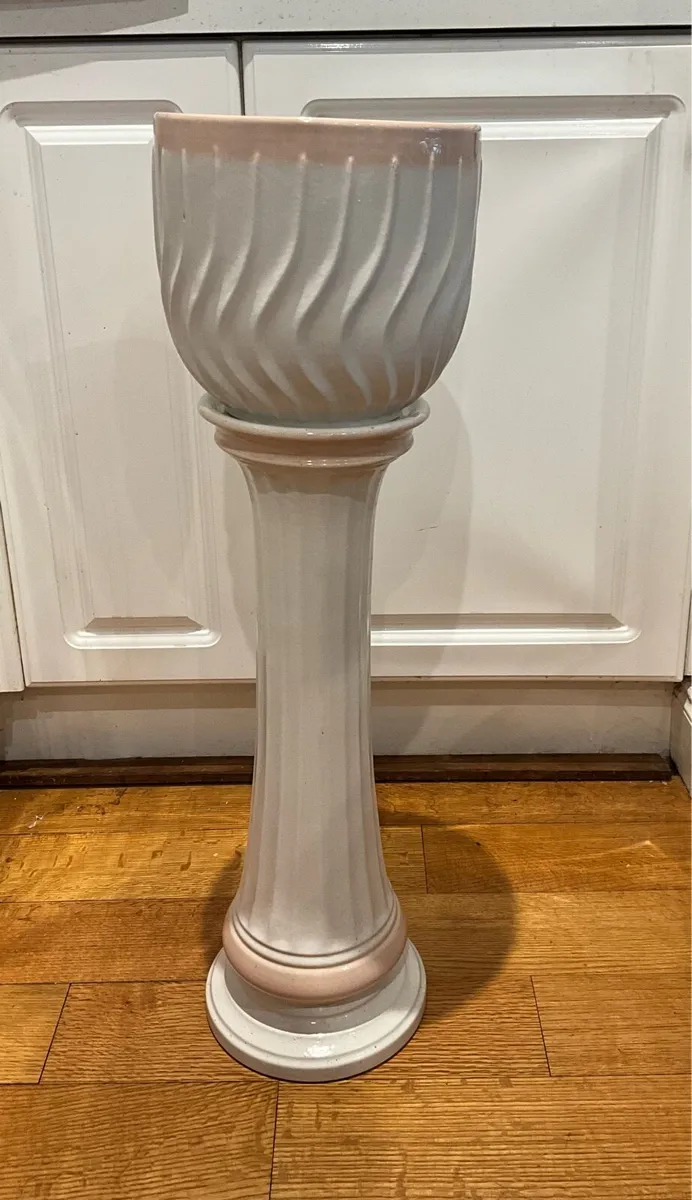Gardinere with Ribbed Pot & Matching Stand - Image 2
