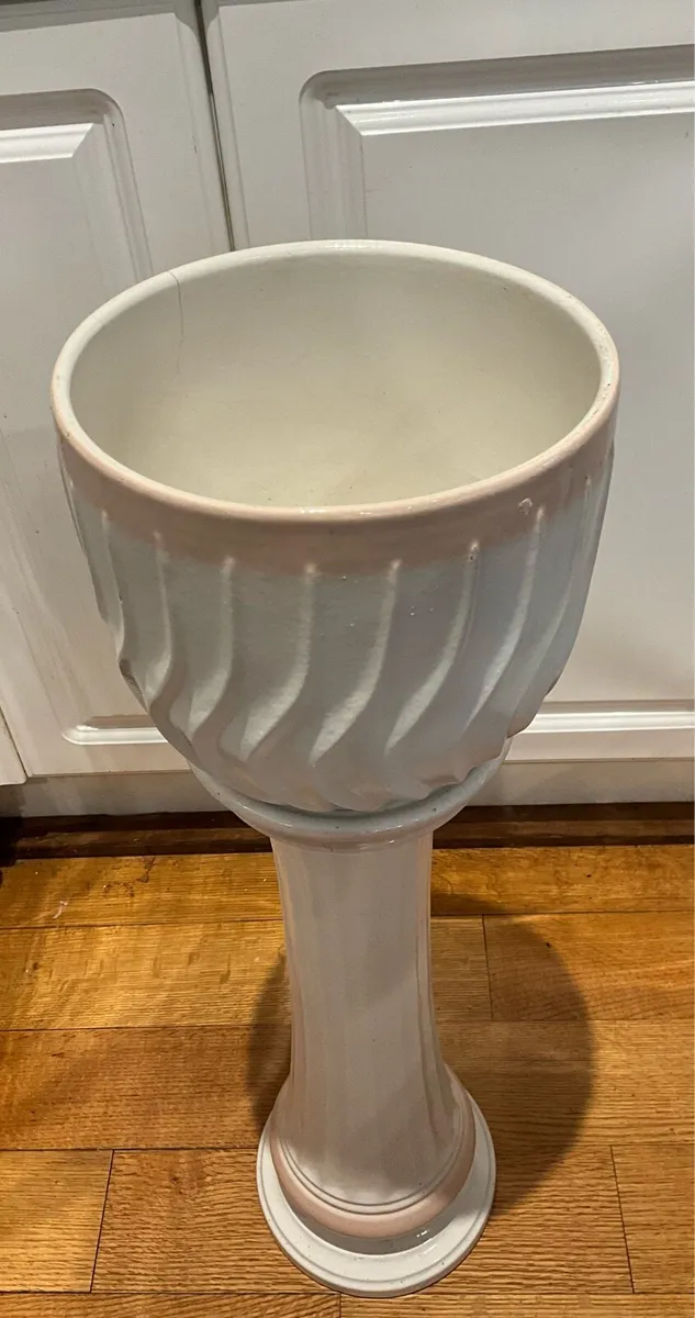 Gardinere with Ribbed Pot & Matching Stand - Image 3