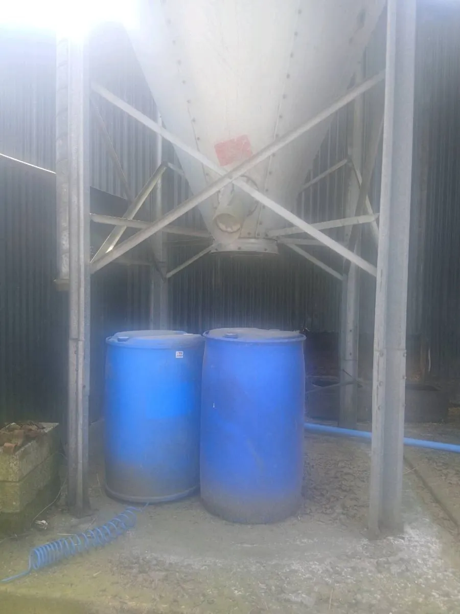 Meal bin and jfc water trough (180 gallon) - Image 2