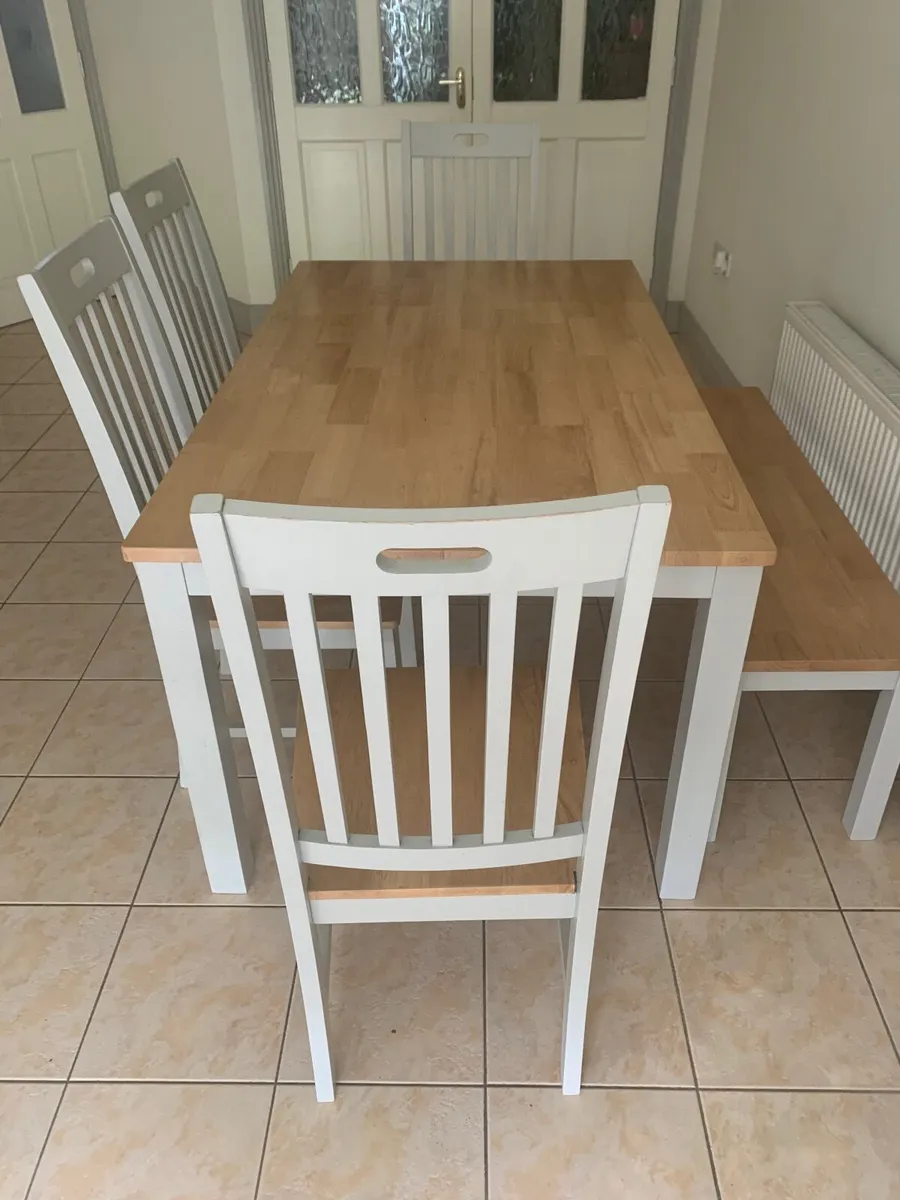 Table and chairs - Image 1