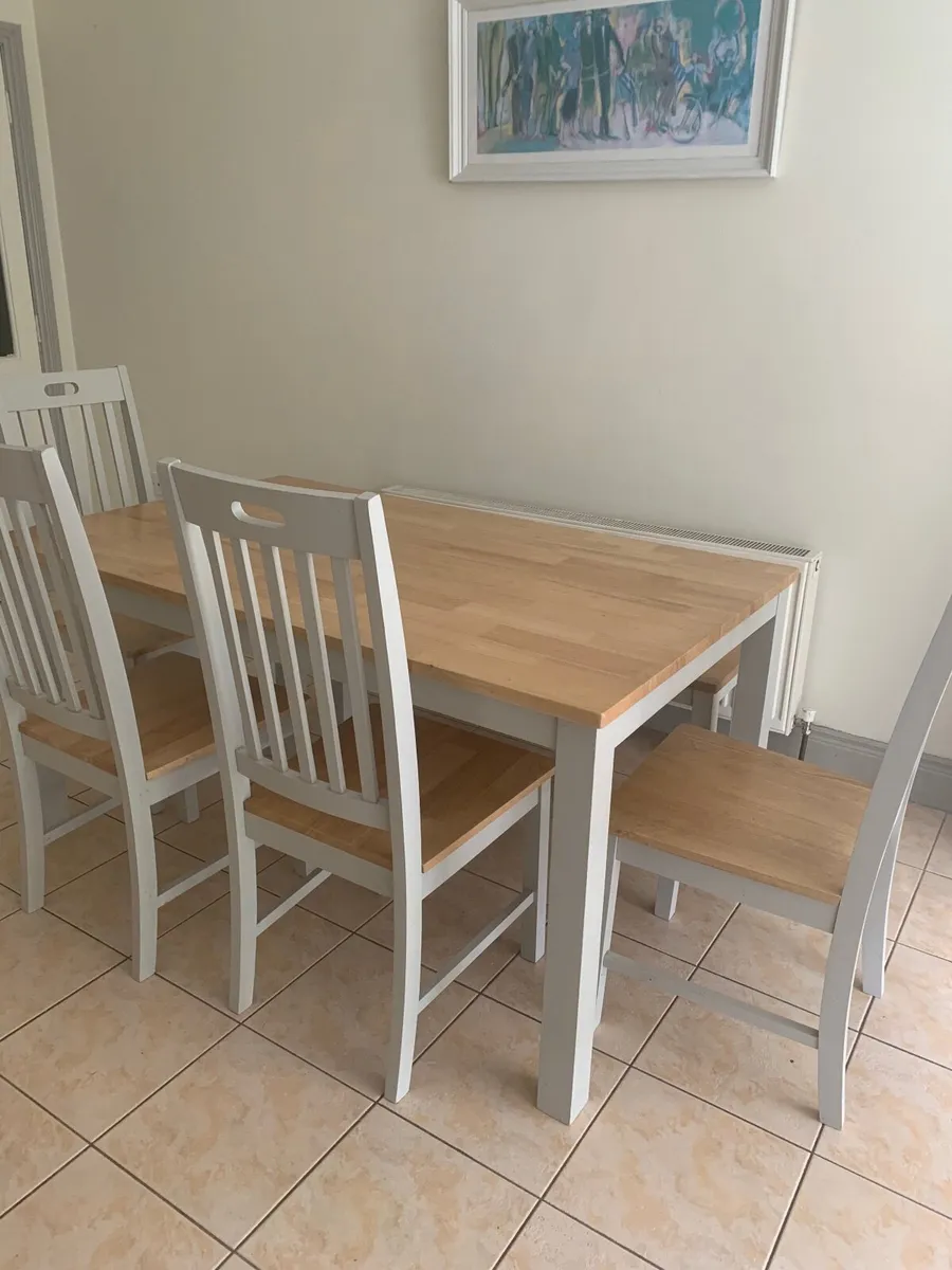 Table and chairs - Image 2
