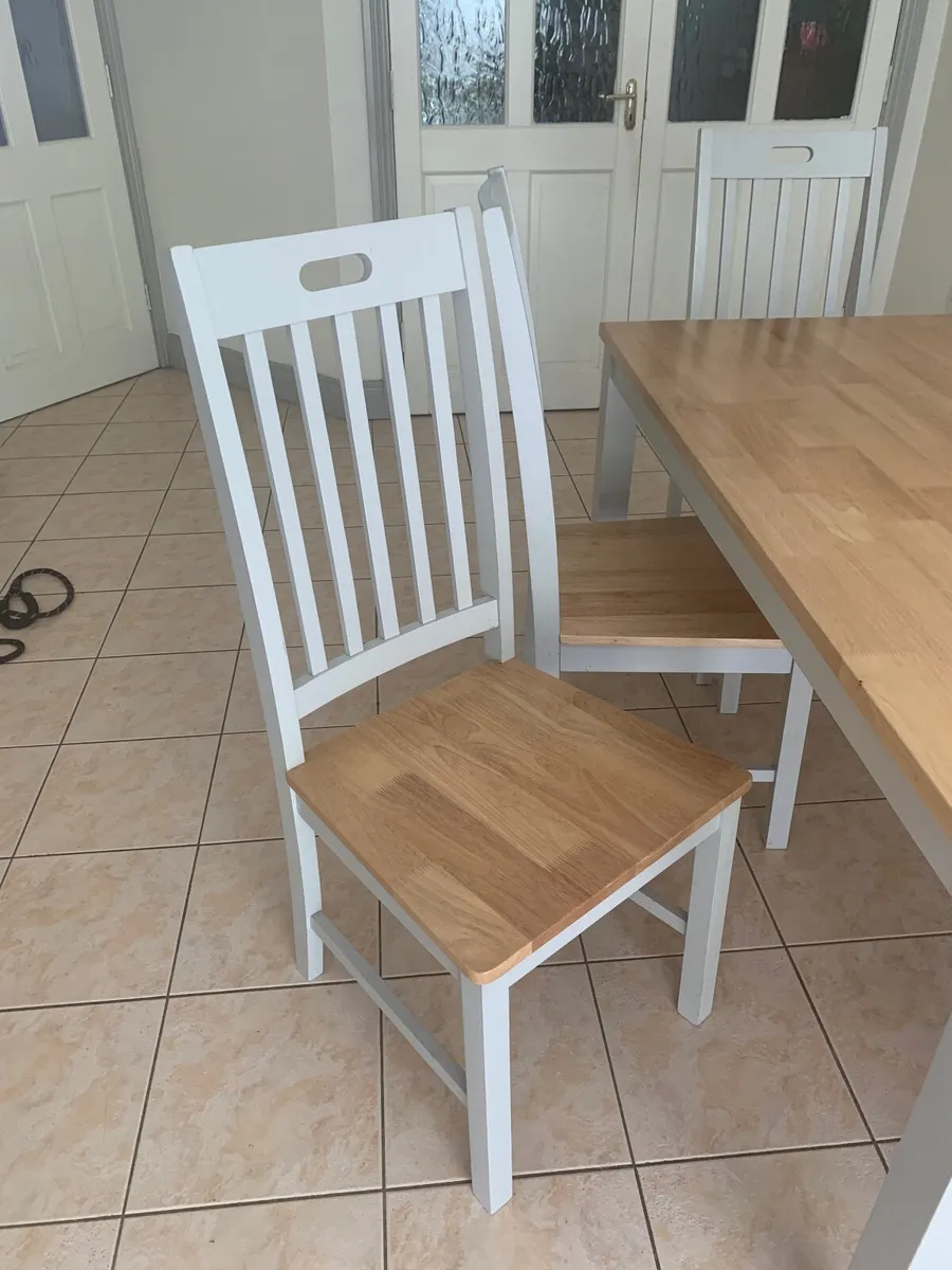 Table and chairs - Image 3