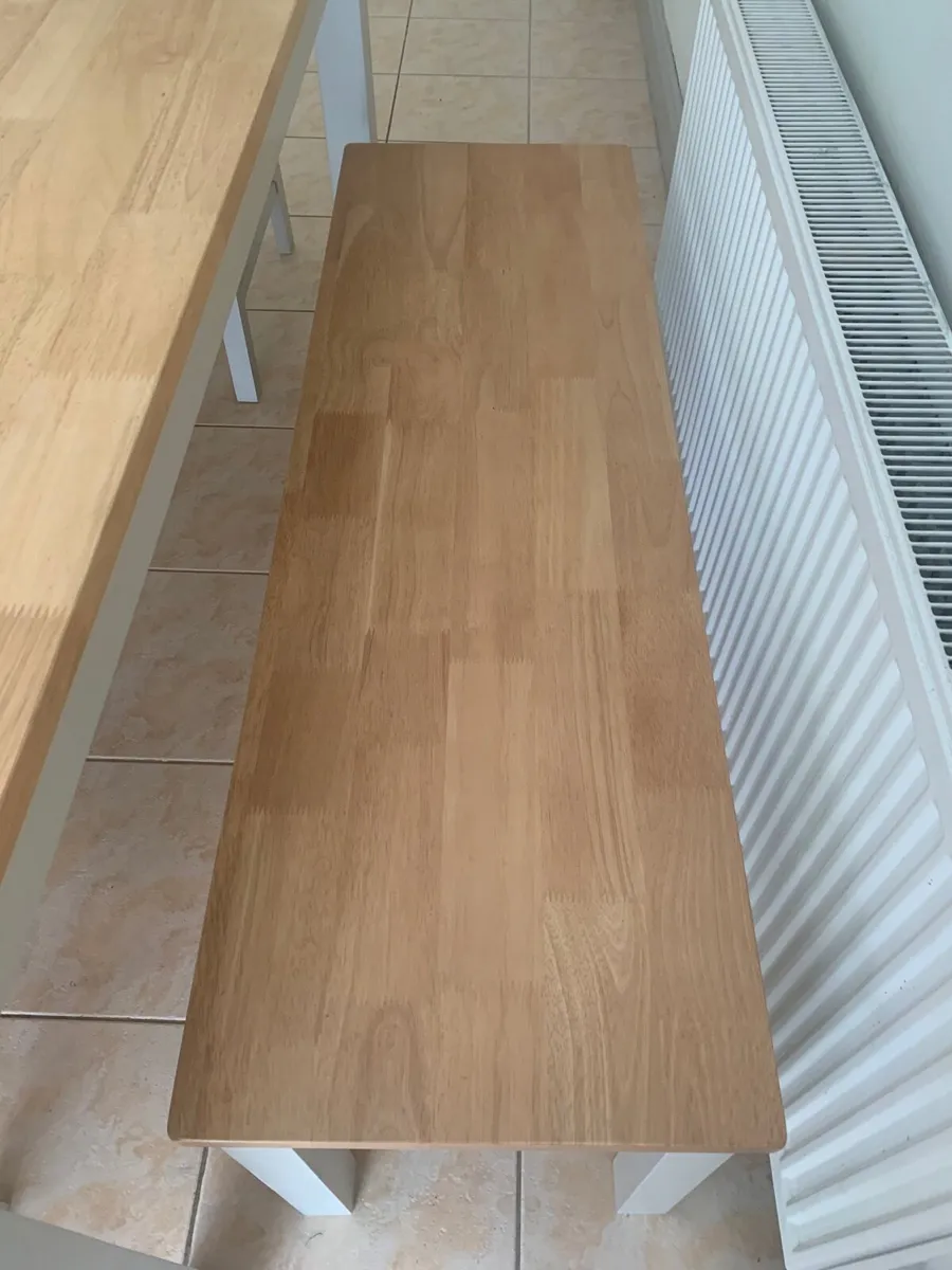 Table and chairs - Image 4