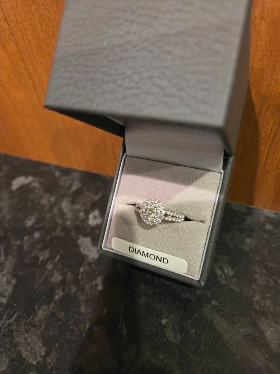Engagement ring - Image 3