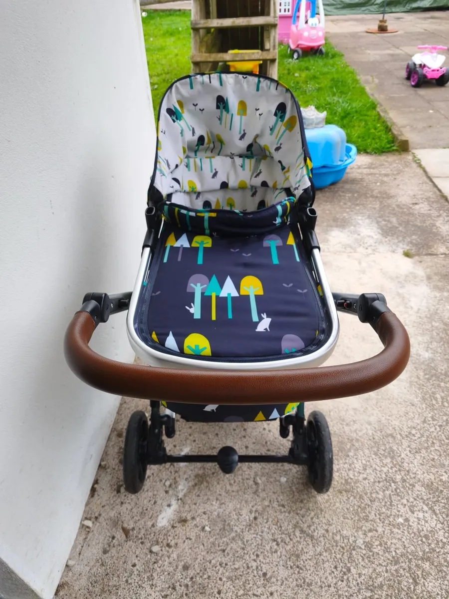 Cosatto Giggle 3 pram bundle like a new - Image 2