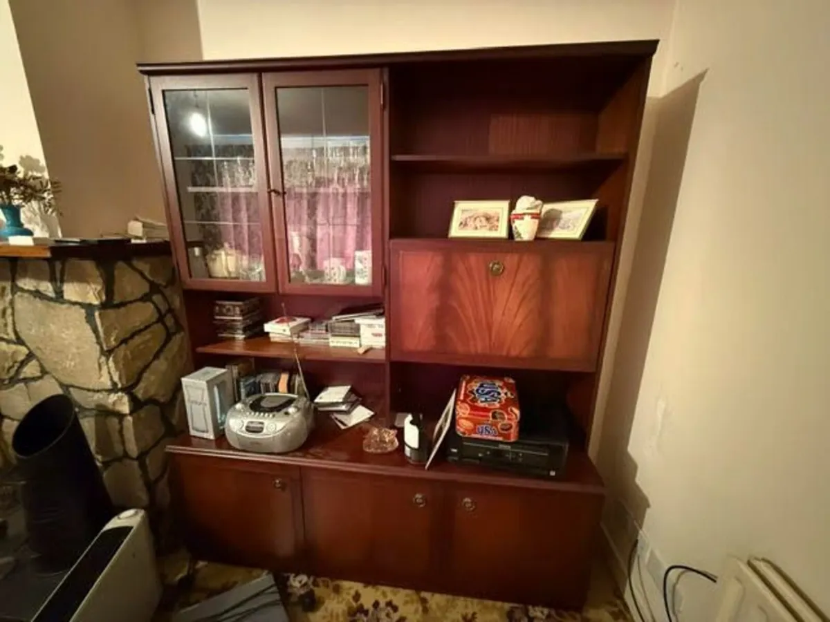 Sitting room cabinets, table & chairs - Image 3