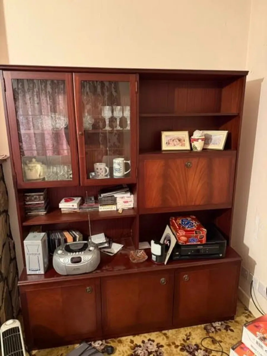 Sitting room cabinets, table & chairs - Image 1