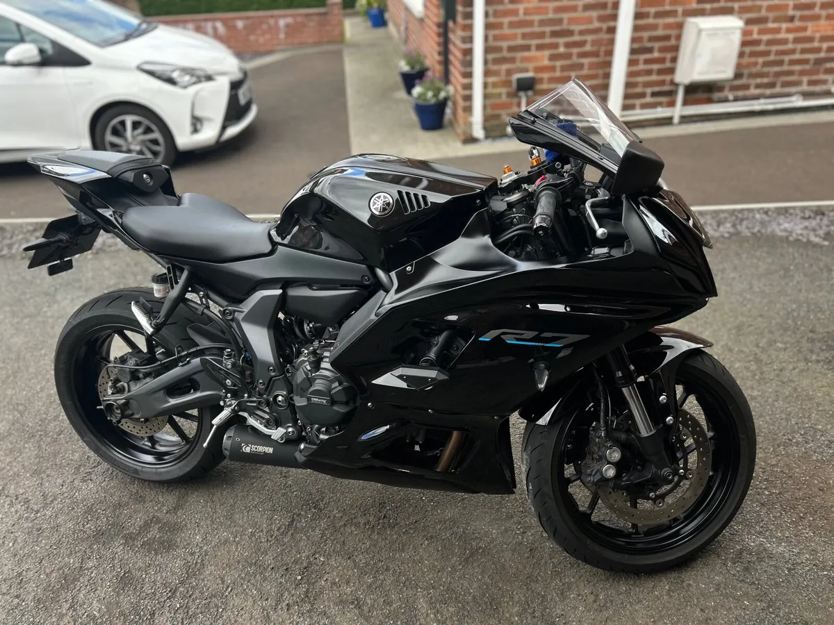 YAMAHA YZF 2023 - Image 3
