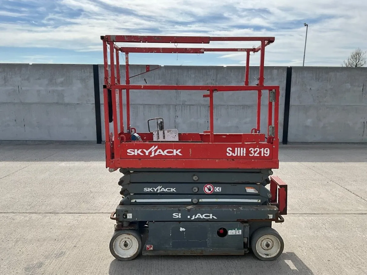 SKYJACK SJIII 3219 19FT BATTERY OPERATED SCISSOR L - Image 4