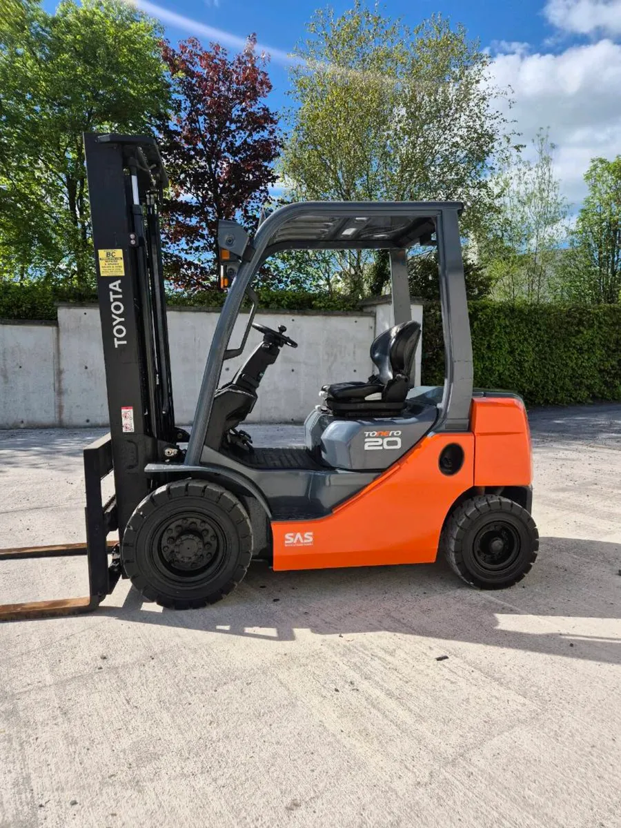 Toyota 2 tonne diesel forklift - Image 2