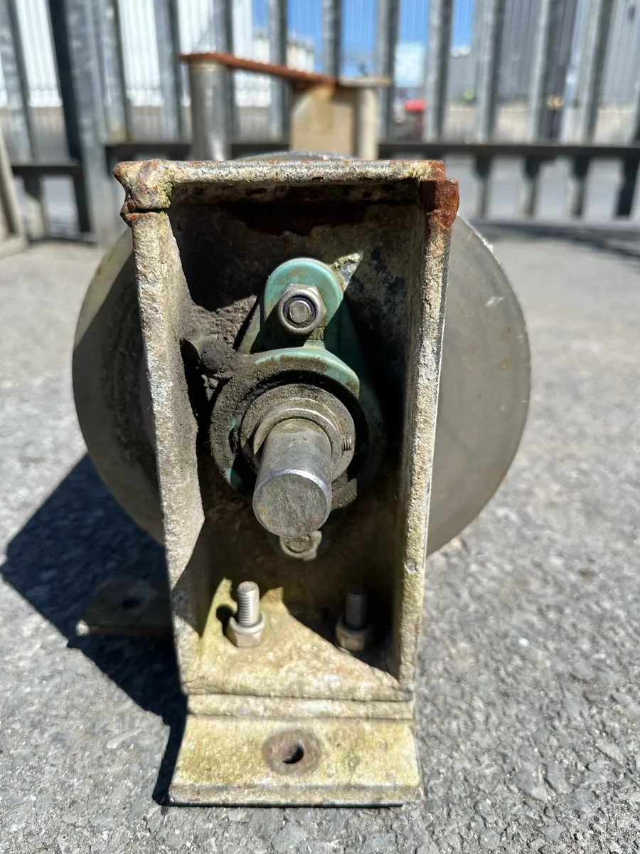Stainless gunnel roller - Image 4