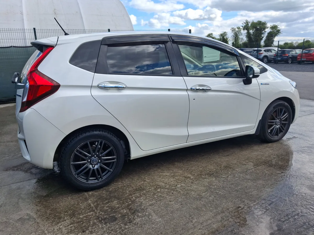 2016 Honda Fit Hybrid Automatic..Light Damage - Image 3