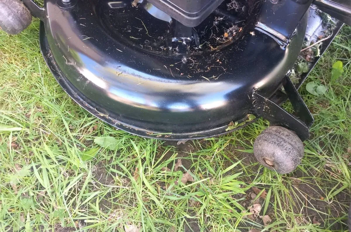 Ride on lawnmower - Image 3