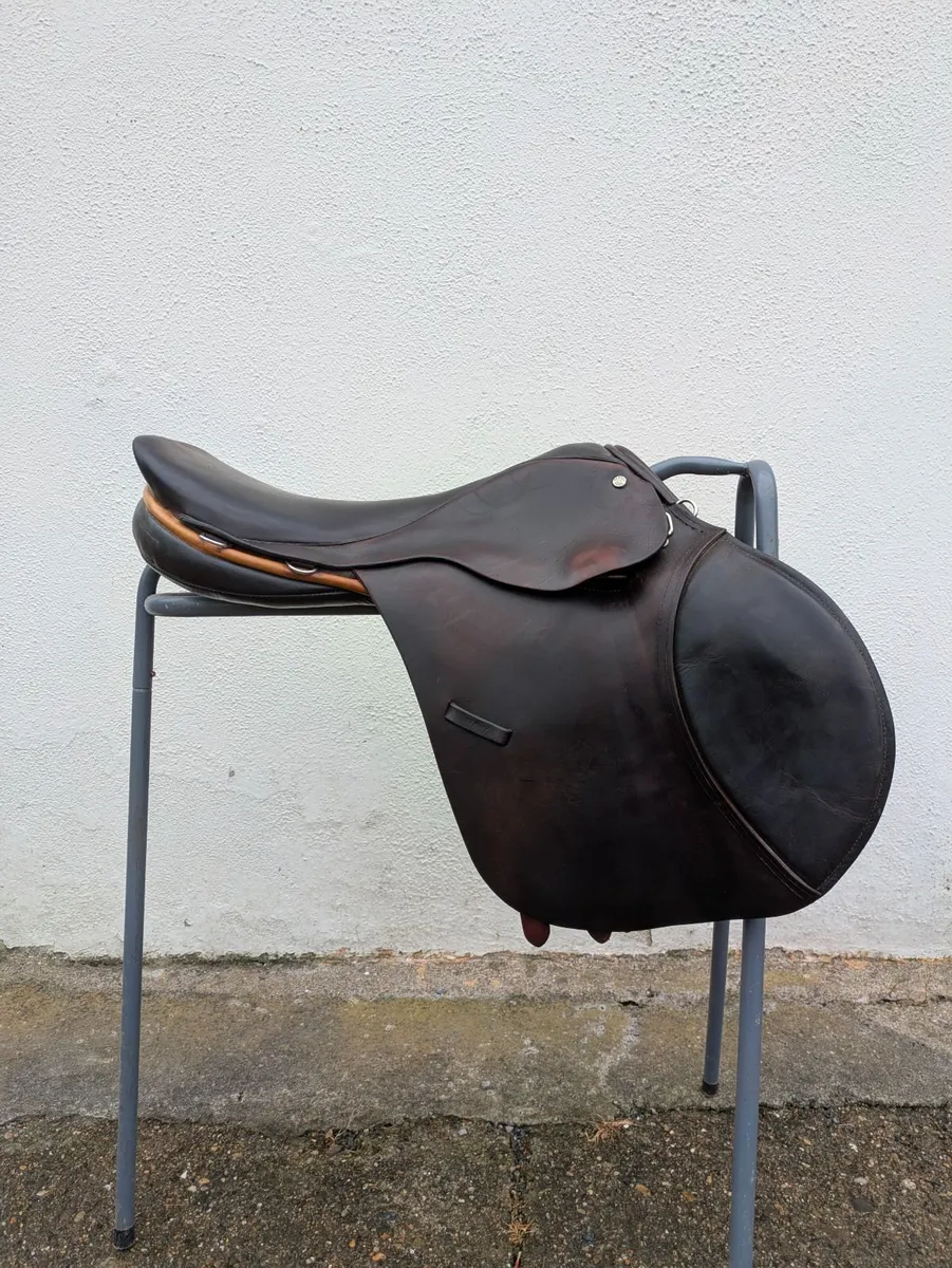 Berneys 17 1/2" Medium Dublin Show Jumper Saddle - Image 3